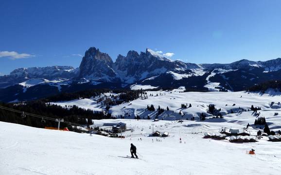 Skier dans la région touristique du Seiser Alm (Alpe di Siusi) Skier dans la région touristique du Seiser Alm (Alpe di Siusi)